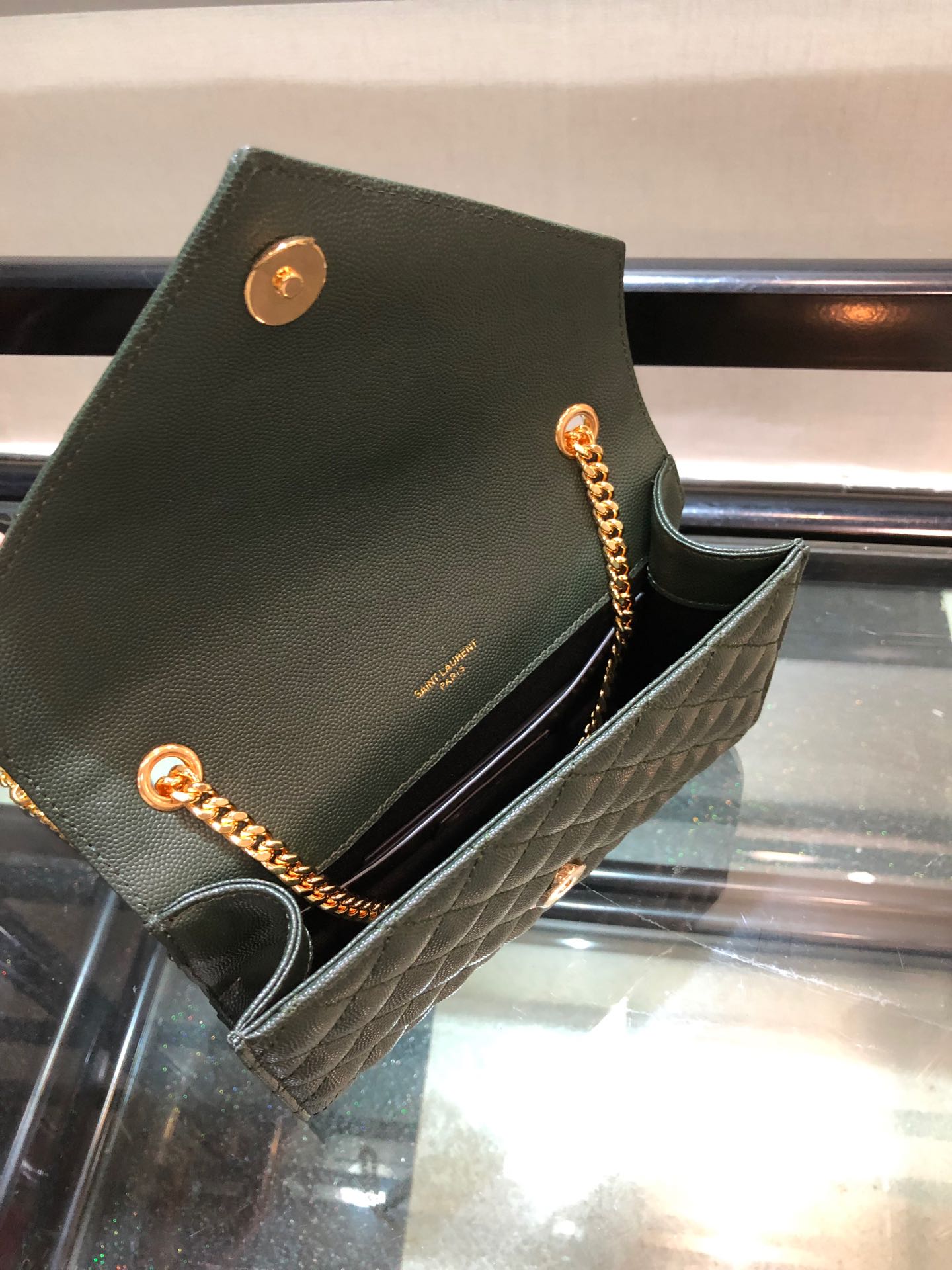 Y51 envelope small bag in grained leather green 600195 21 x 13 x 6 cm