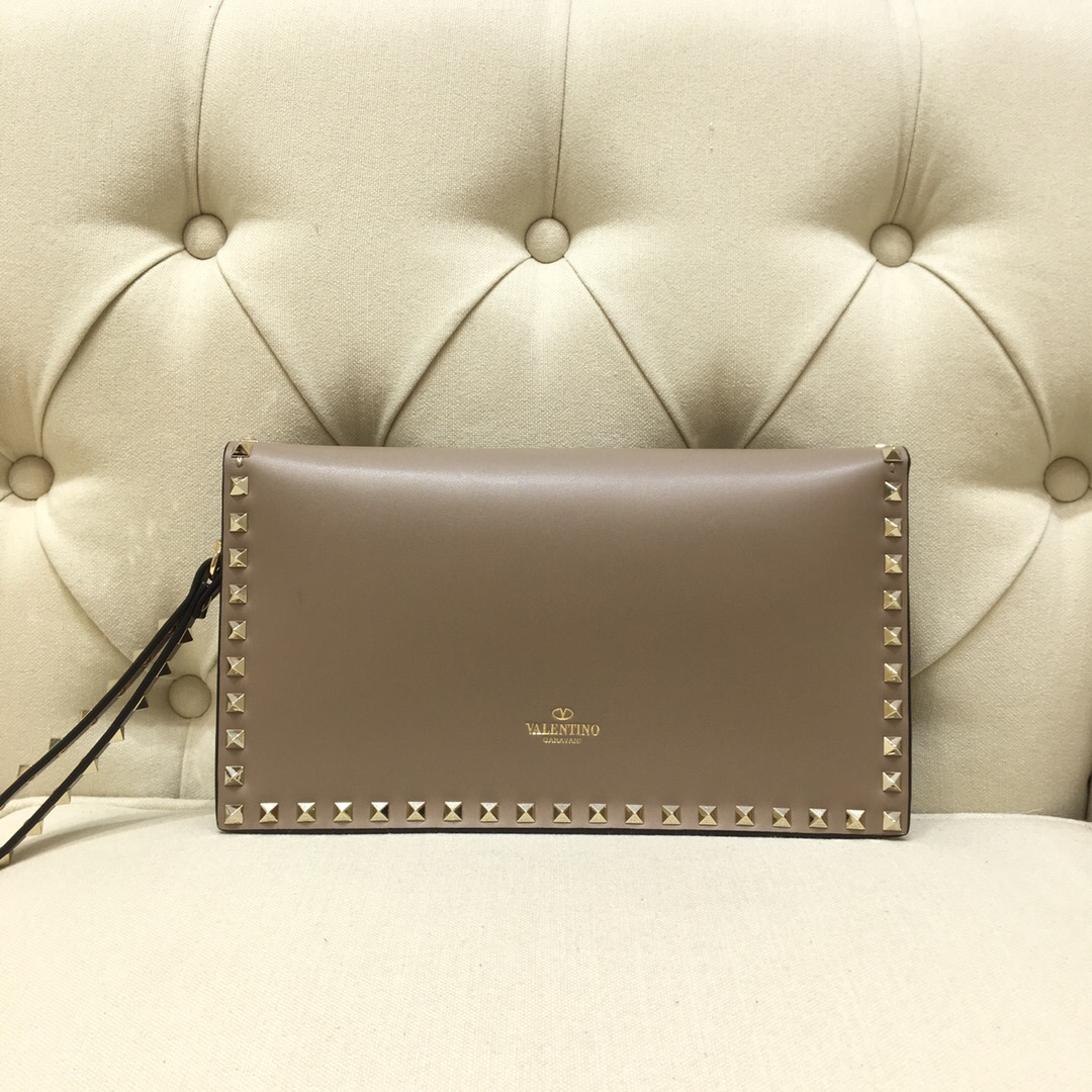Va1e*ntin0 garavani rockstud clutch with hand holder beige 28 cm