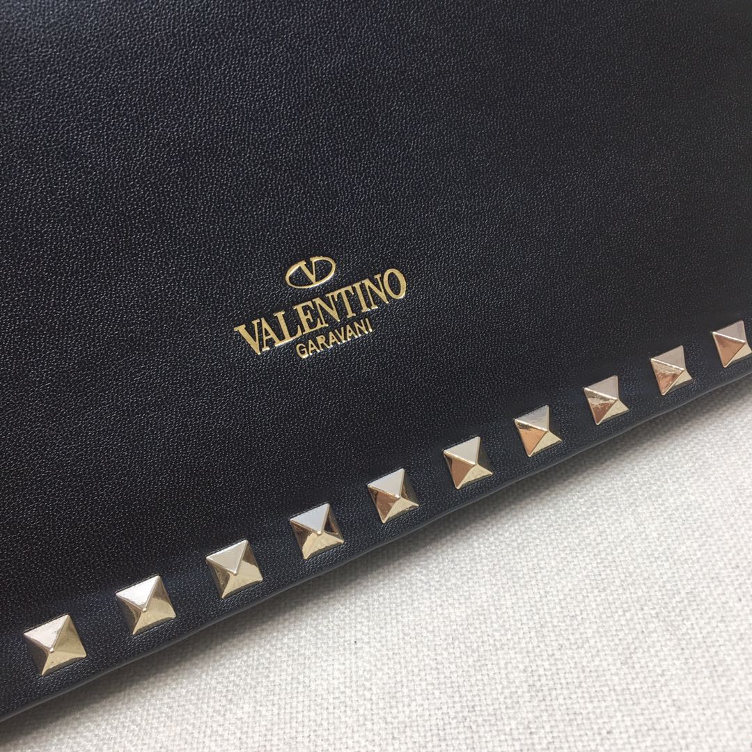 Va1e*ntin0 garavani rockstud clutch with hand holder black 28 cm