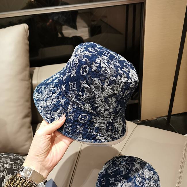 l0vis Vvtt0n round hat