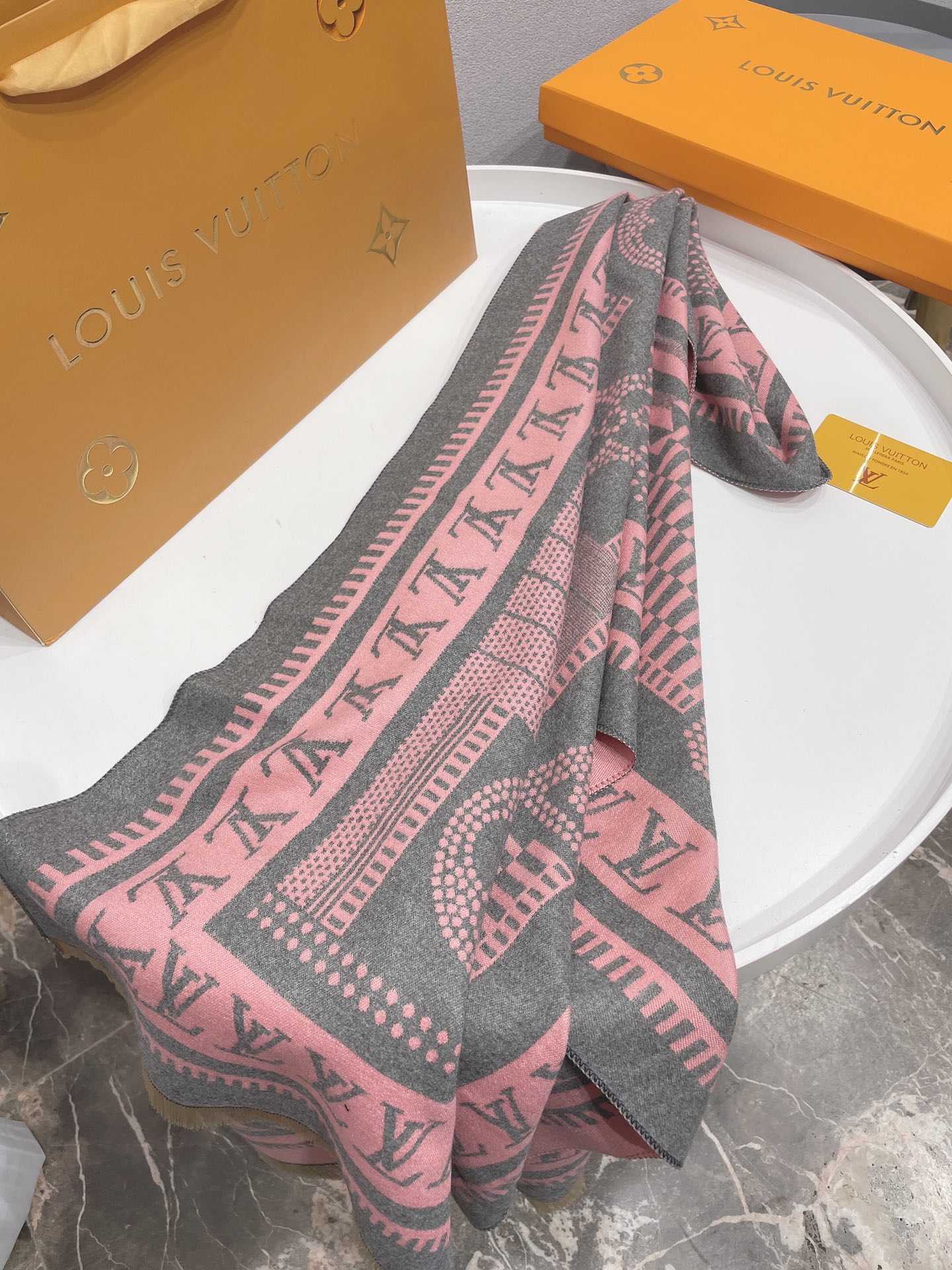l0vis Vvtt0n scarf 08