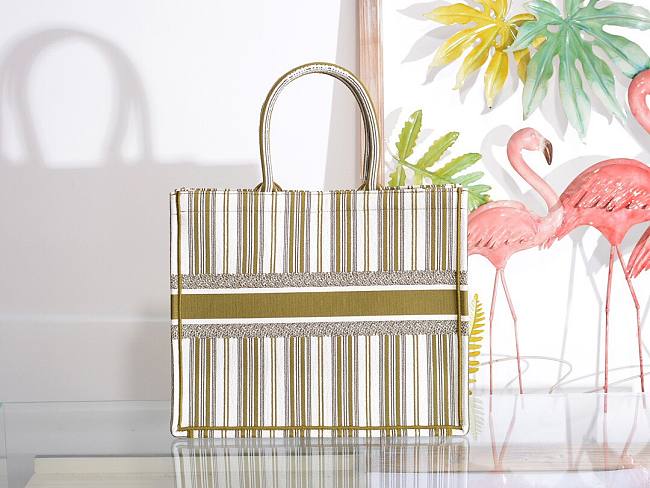 D10r book tote green check