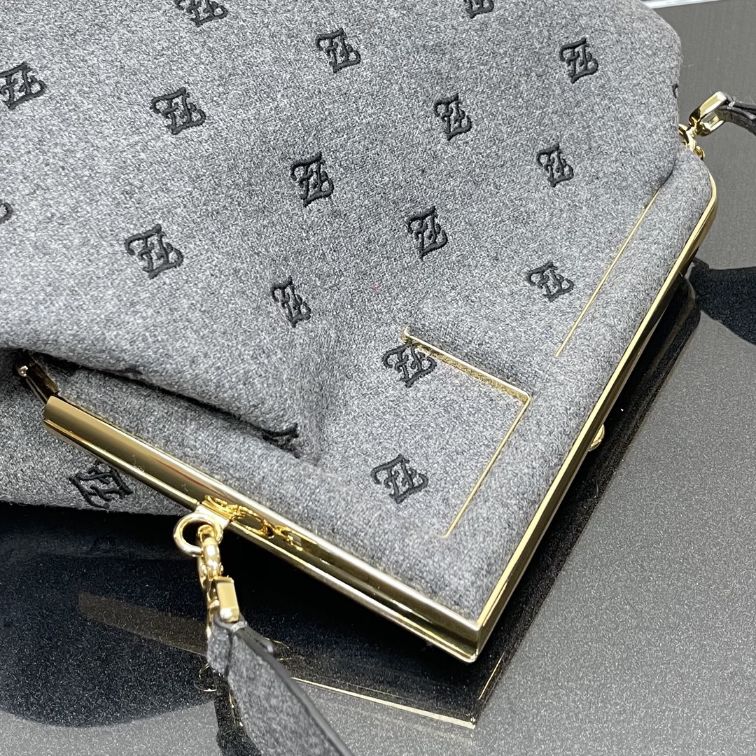 F**di medium first flannel gray 8bp127 32.5 x 15 x 23.5 cm