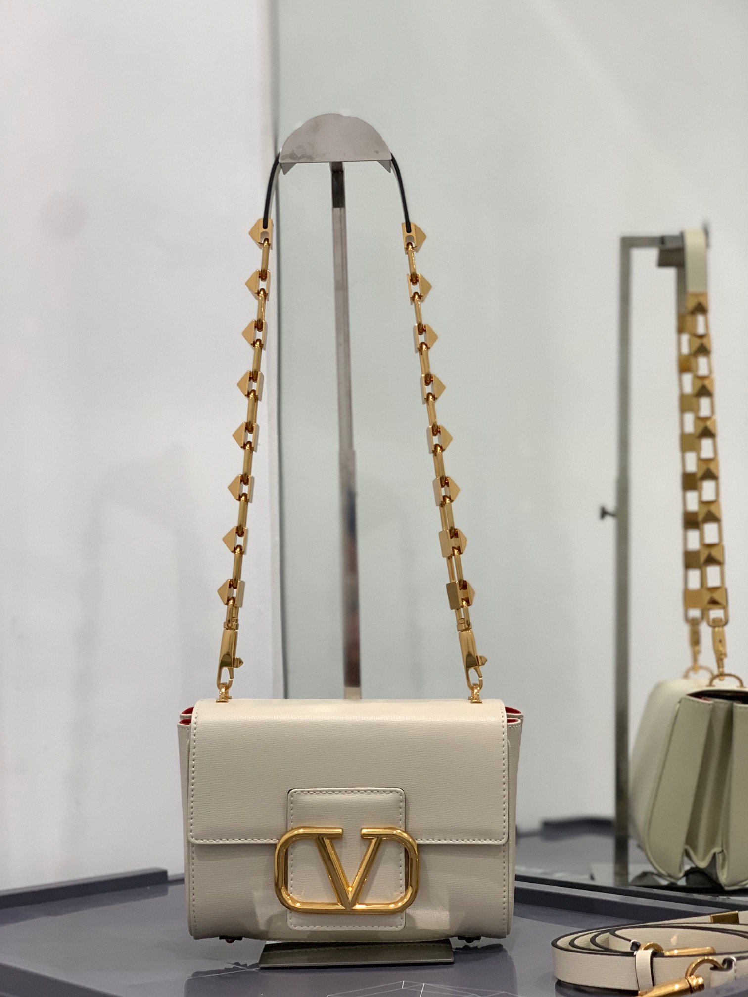 Va1e*ntin0 stud sign grainy leather shoulder bag white xw2b0j96cpd0no 20 x 15 x 7 cm