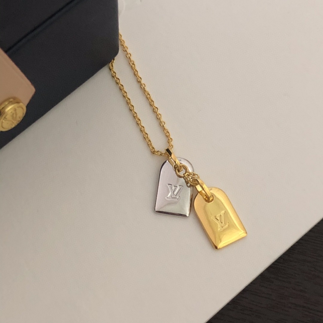 l0vis Vvtt0n necklace 01