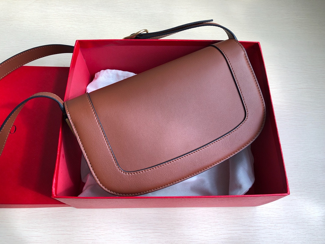 Va1e*ntin0 garavani s*pervee crossbody bag leather brown wb0g09zxl 26.5 x 9 x 15 cm