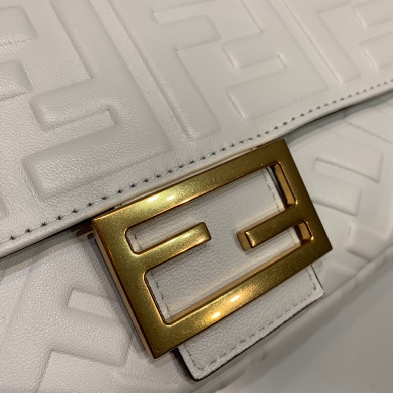 F**di baguette nappa leather white 8br600 26 x 5 x 15 cm