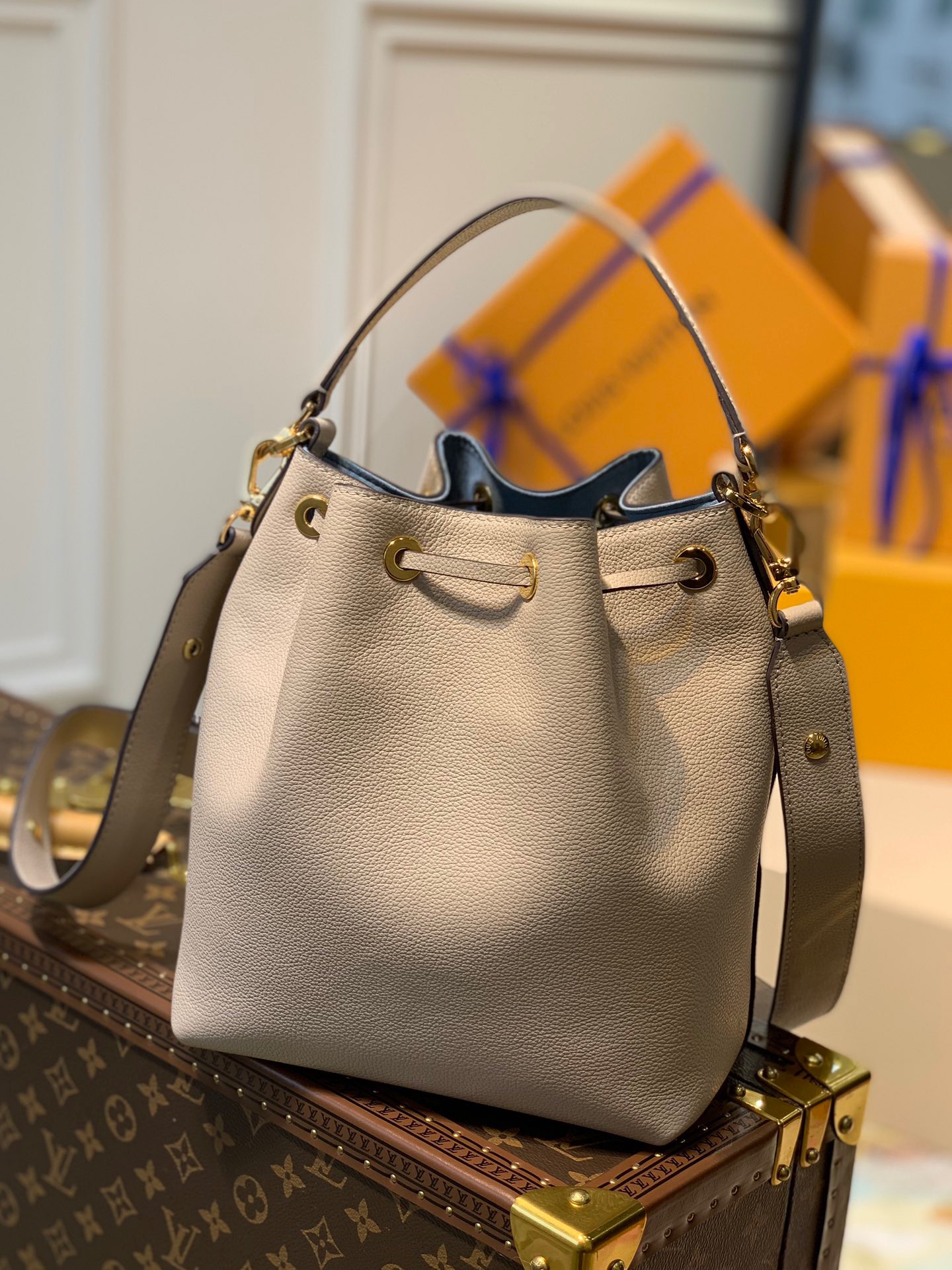 l0vis Vvtt0n lockme bucket bag greige m57688 20 x 22 x 13 cm