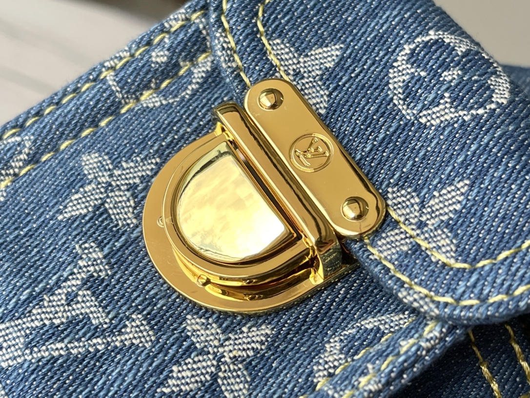 LV backbag M95057