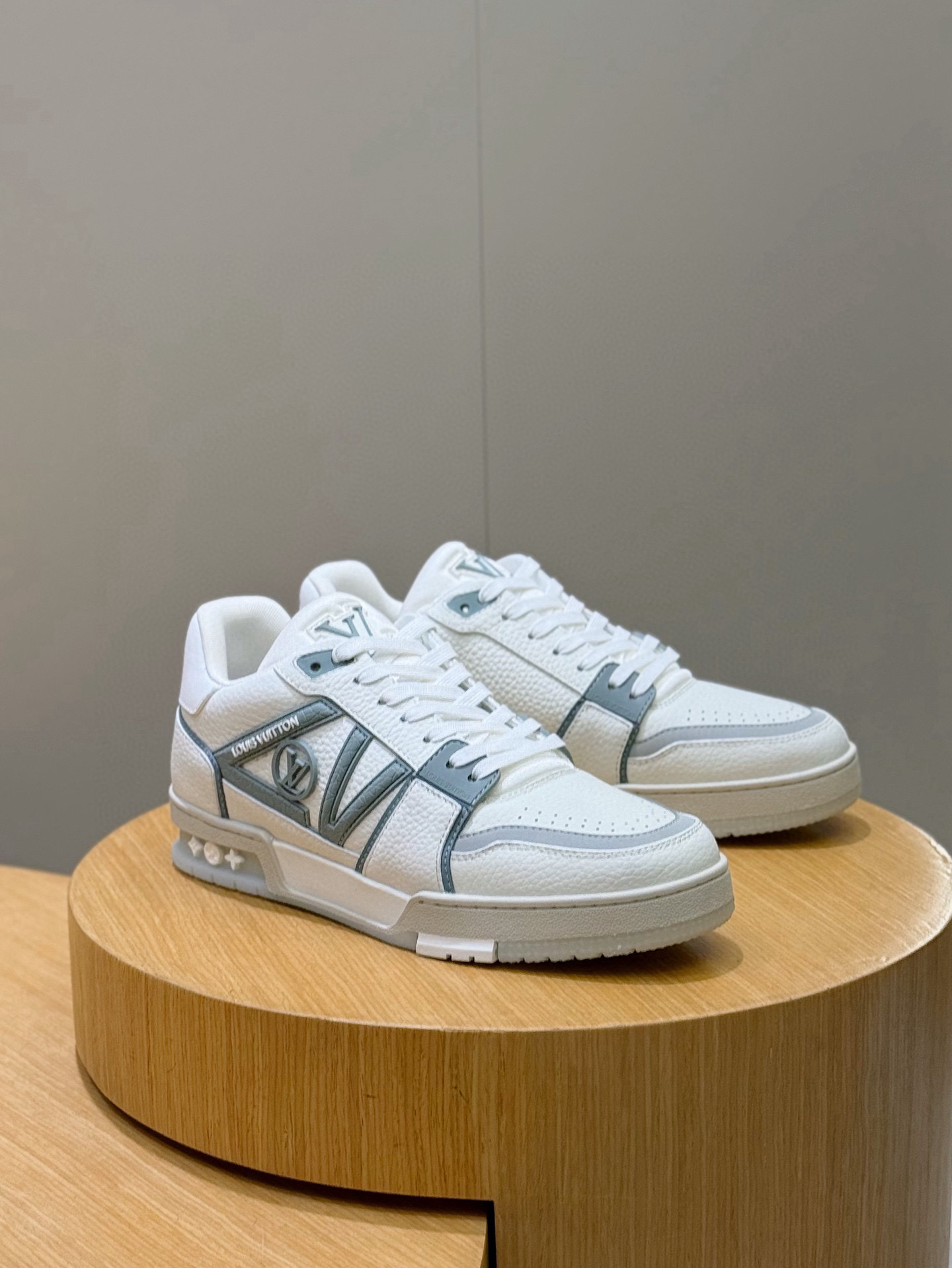 l0vis Vvtt0n trainer sneaker 13