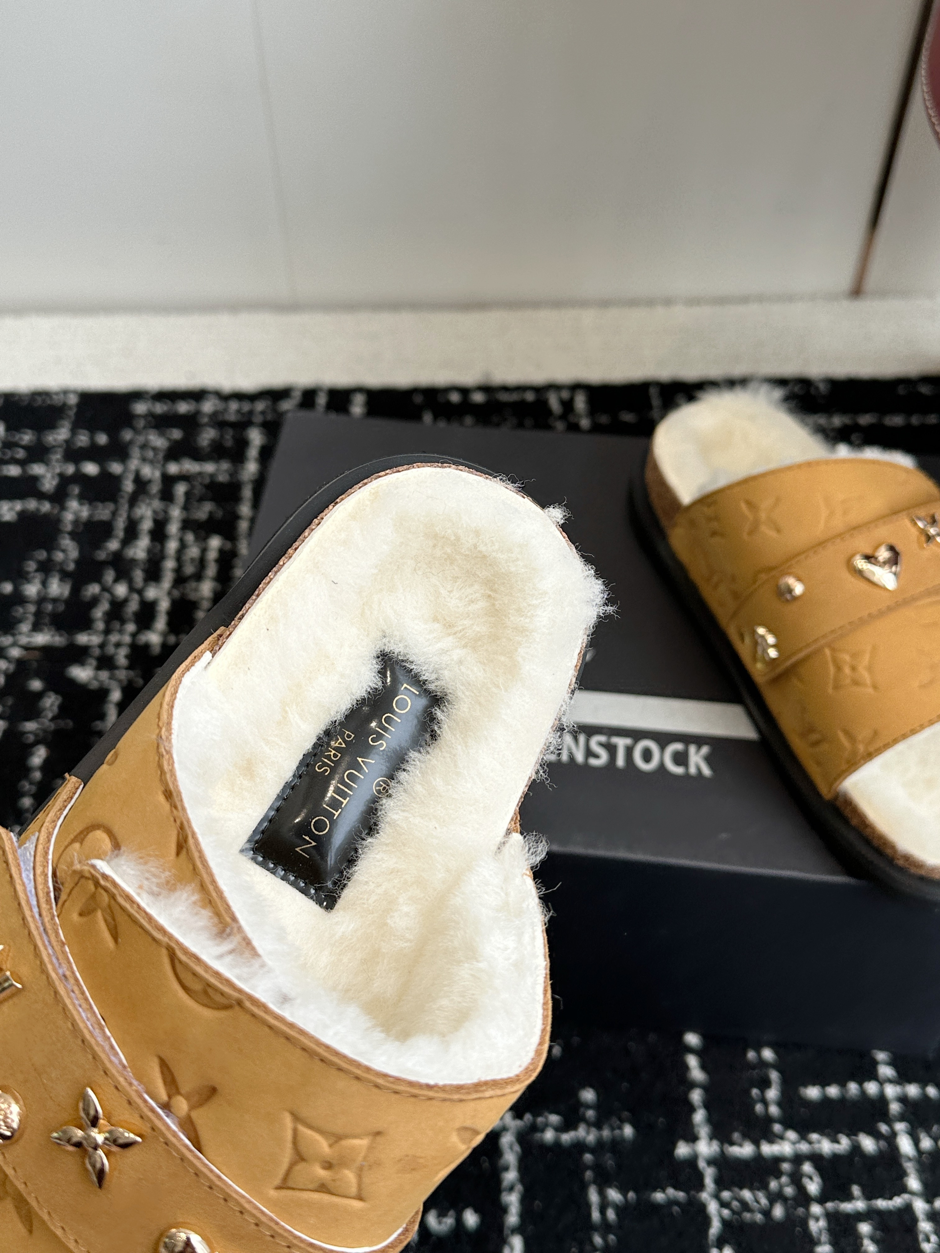 LV plush slippers 01